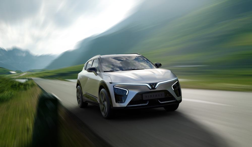 Vinfast VF7 Plus – Trần kính6
